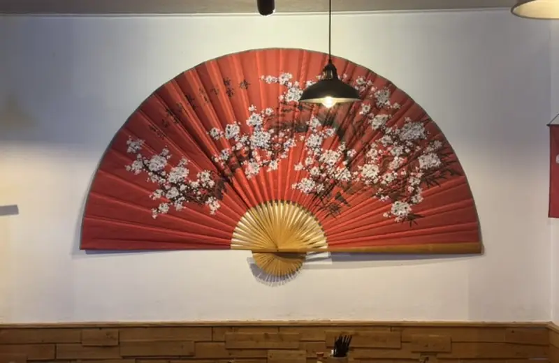 홀 벽에 걸린 매화 그림 붉은 부채